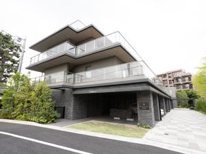 モダンな建物のエントランス