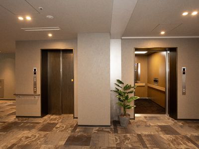 モダンな廊下とエレベーター