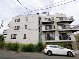 白い外壁の建物外観