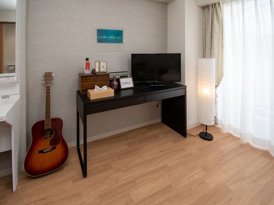 居室のデスクとギター
