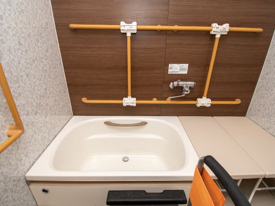 手すり付きの洗面台