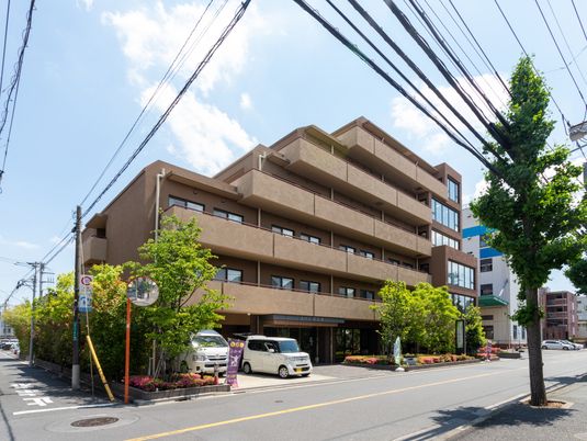大きな建物の外観