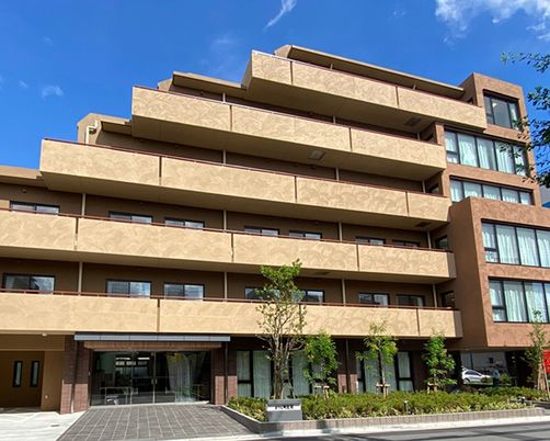 モダンな外観の建物