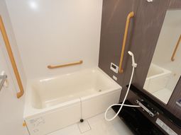 安全な設備の浴室