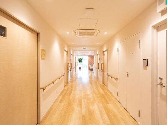 明るく広い施設の廊下