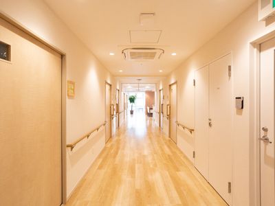 明るく広い施設の廊下