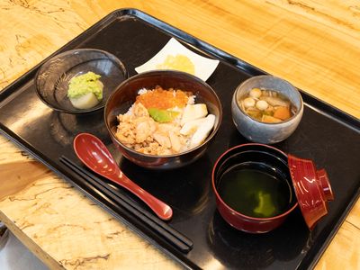 丼ぶりとお椀の食事セット