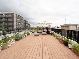 屋上庭園のリラックス空間