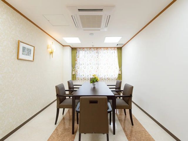 明るい食堂 食堂   大きな窓から光が入る、すっきりした食堂です。落ち着いた色の椅子が並び、少人数でゆっくり過ごせそうです。