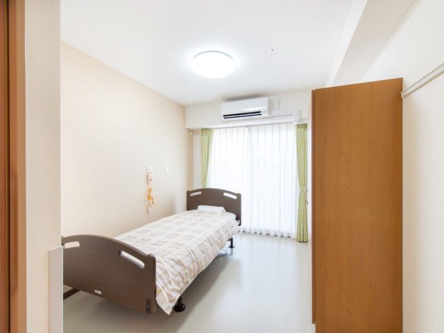 清潔感ある個室の居室 居室 ひとりひとりのプライバシーが守られる落ち着いた空間です。窓から自然光が差し込み、明るい雰囲気を演出しています。