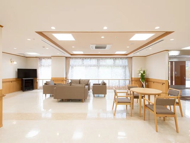 明るい共有リビング リビング   大きな窓から光が入る、ゆったりしたリビングです。ソファやテーブルがあり、くつろぎやすい雰囲気です。