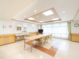 明るい共用ラウンジ