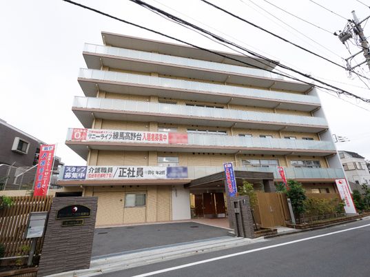 多階層の施設の外観