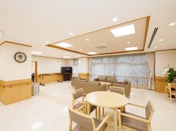 共有スペースの明るい居間