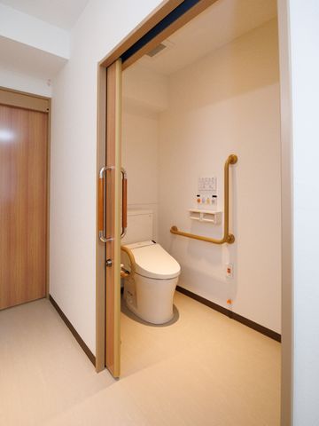 バリアフリートイレ設備 居室 手すり付きの清潔なトイレスペースは、安心してご利用いただける環境を整えています。利用者の快適性を考慮した配慮が感じられます。