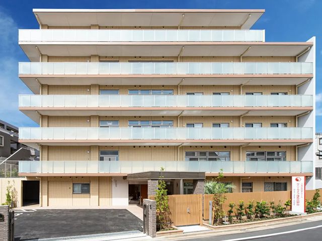 建物外観 外観   白い手すりのバルコニーが並ぶ、明るくすっきりした外観です。植栽が整えられており、落ち着いた印象です。
