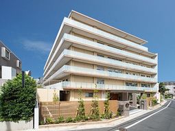 白亜の建物と青空