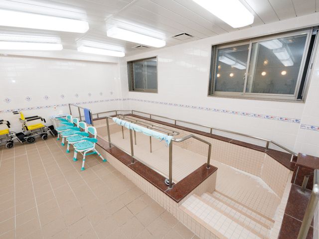 快適な浴室設備 大浴場 ゆとりある浴室設計で、安全かつ快適な入浴が支援されます。ユニットバスとシャワーチェアが整っており、安心してお仕事できる環境です。