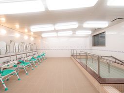 広々とした明るい浴室