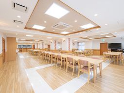 広々とした明るい食堂