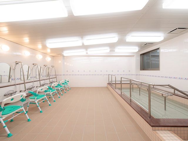 清潔な浴室の様子 浴室 綺麗で広々とした浴室は機能性に優れ、安全に配慮されたバリアフリー設計です。ゆったりとリラックスした時間を過ごせる環境が整っています。