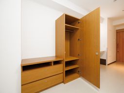 開いた木製クローゼット