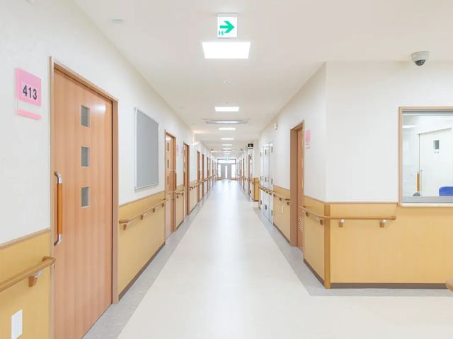明るい廊下 廊下   手すりが両側に設けられた、明るく見通しのよい廊下です。居室の出入りがしやすく、安心して移動しやすい環境に見えます。