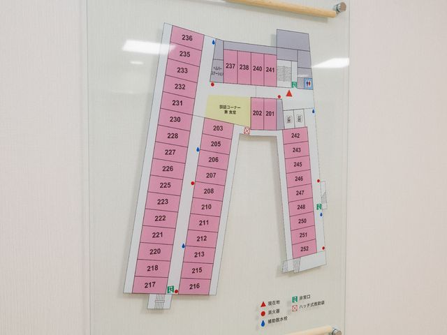 施設のフロア案内図 展示物 きちんと区分けされた案内図は、来訪者が目的地を容易に見つけられるように設計されています。安全を考慮し、非常口の位置も明示されております。