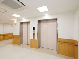 清潔な廊下とエレベーター