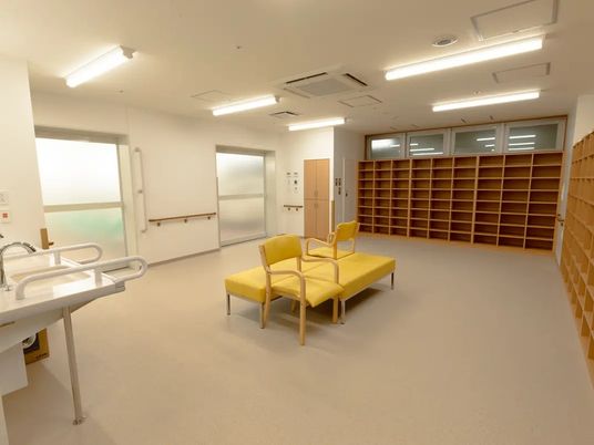黄色の椅子がある休憩室  