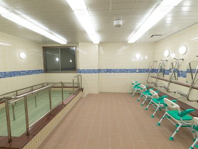 清潔なリハビリ浴室