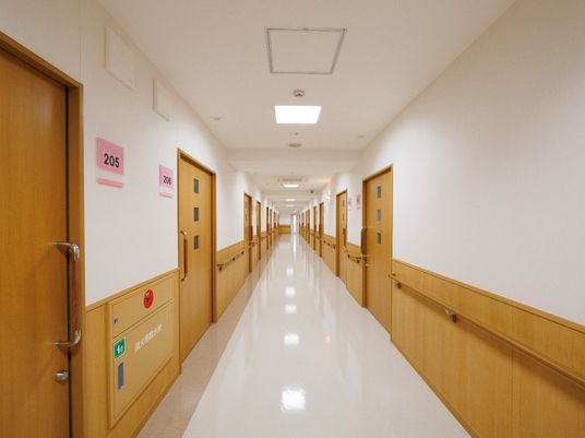 明るく清潔な廊下