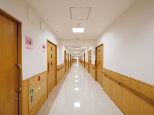 明るく清潔な廊下