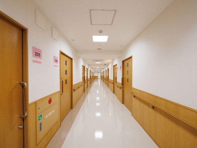 明るく清潔な廊下 廊下 スタッフや来訪者が快適に通行できるよう、ゆとりある幅を持つ清潔感溢れる廊下が特徴です。安全を考慮した設計で、皆様の快適な勤務環境をサポートします。