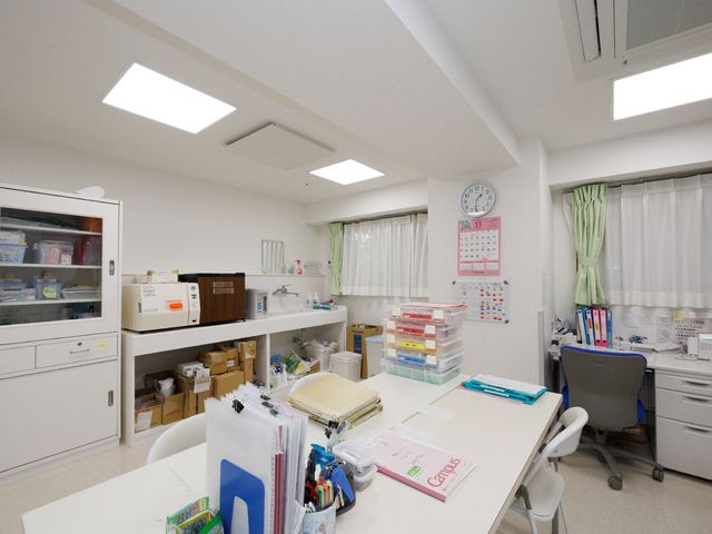 整然としたオフィス空間 タイトル スタッフルーム ゆとりを持ったオフィスで、スタッフが円滑に業務を行います。机上には整理された資料や事務用品が備えられております。