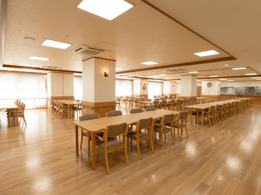 広々とした明るい食堂