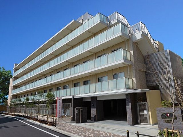 モダンな建物の外観 外観 新しい外観の建物で、清潔感あふれる職場環境をお探しの方に最適です。明るい通りに面した立地で安心です。
