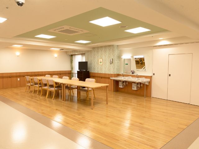 清潔感のある広々とした食堂 談話室 ゆったりとしたテーブルセットがある、明るく開放的な食堂です。共有の場所として、交流や食事の時間を大切にできる設計になっています。