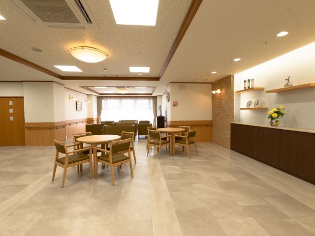 居心地の良いラウンジ空間 共有スペース 広々とした落ち着いた雰囲気のラウンジです。ゆったりとした椅子配置がくつろぎの時間を演出しています。