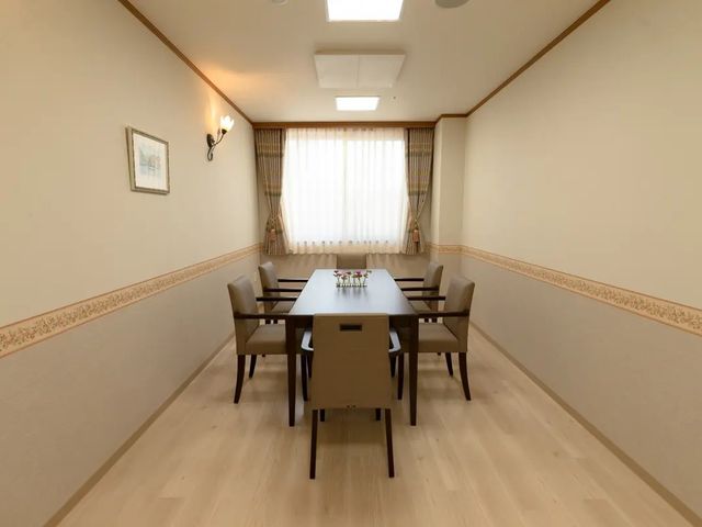 明るい食堂 食堂   窓から自然光が入る、落ち着いた雰囲気の食堂です。テーブルを囲んで、ゆったり過ごしやすい空間です。