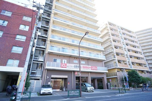街中に佇む明るい外観