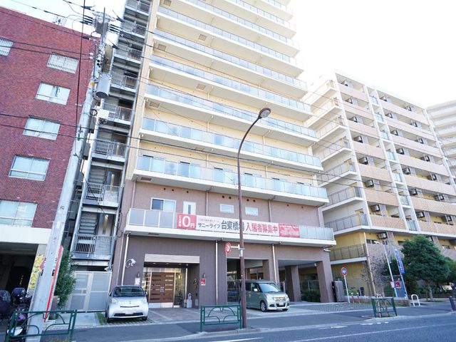 街中に佇む明るい外観 外観 日当たりが良く清潔感のある建物前です。ここでの仕事は、快適な環境での支援を提供できそうです。
