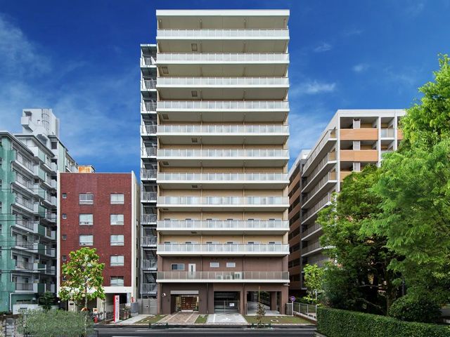 高層住宅の外観 外観   バルコニーが重なる高層の建物で、都市部でも開放感があります。周囲に緑もあり、落ち着いた雰囲気です。