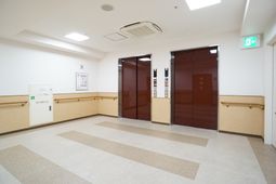明るい廊下とエレベーター