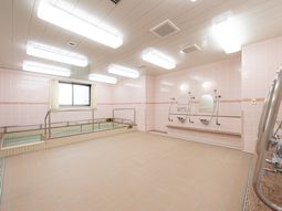 広々とした明るい浴室