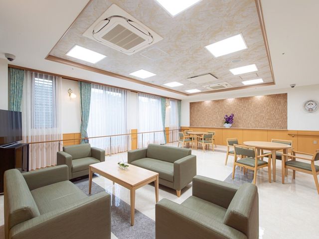 共用スペースの様子 共有スペース 広々とした落ち着いた色合いのラウンジです。テレビを見たり、語らいの場として安心してご利用いただけます。