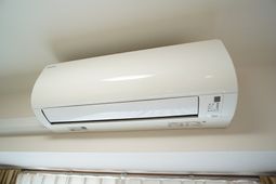 壁に取り付けられたエアコン