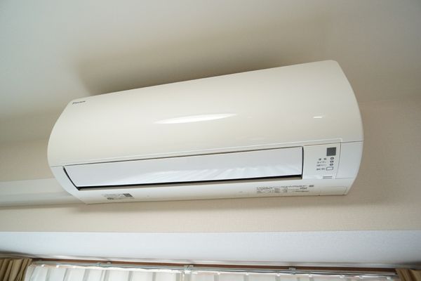 壁に取り付けられたエアコン