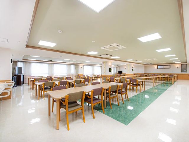 明るい食堂 食堂   大きな窓から光が入る、ゆとりのある食堂です。テーブル配置に余裕があり、移動しやすい環境がうかがえます。