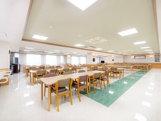 広々とした明るい食堂 食堂 ゆったりとしたテーブル配置が特徴の共有食堂です。清潔感あふれるこの空間で、利用者の方々は食事の時間を楽しまれています。